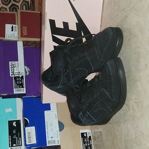 SZ. 9 Nike dunks blk/black with box and laces. Lightly used.